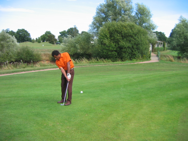 9-08-08-043-1 Le petit jeu au Golf